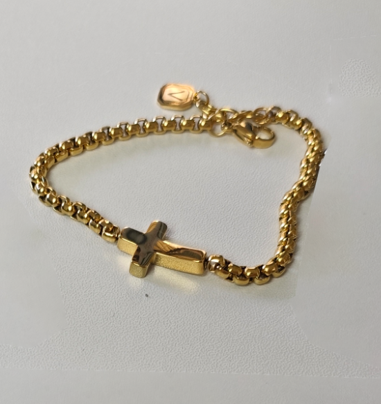 Contigo Curved Cross Bracelet